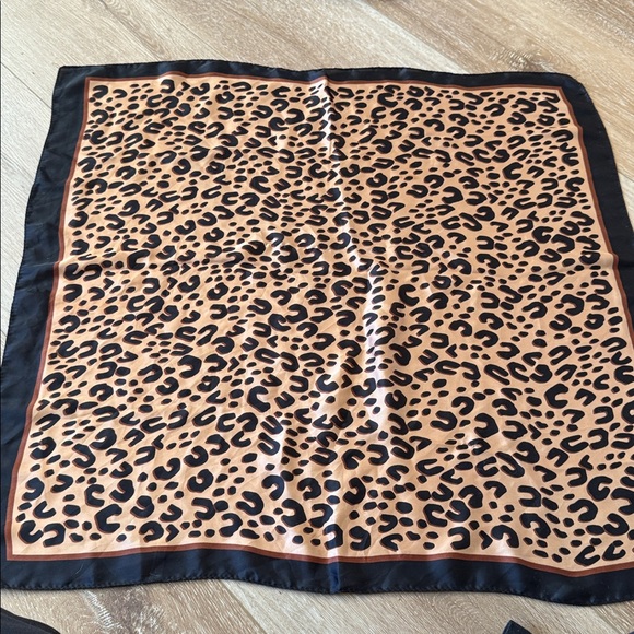 Leopard Scarf - Picture 3 of 6